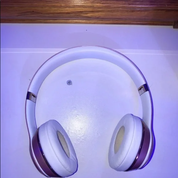 Beats solo3 Bluetooth Wireless On EarHeadphones-RoseGold